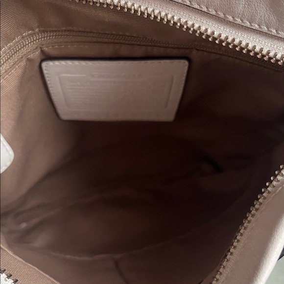 Vintage Coach White Leather Shoulder Bag
With Silver Tone Buckles And Rings - Picture 9 of 12